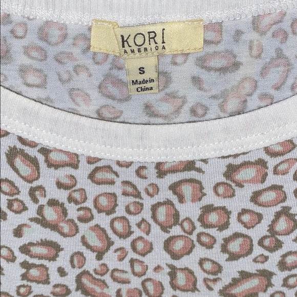 ANIMAL PRINT TOP - Picture 2 of 3